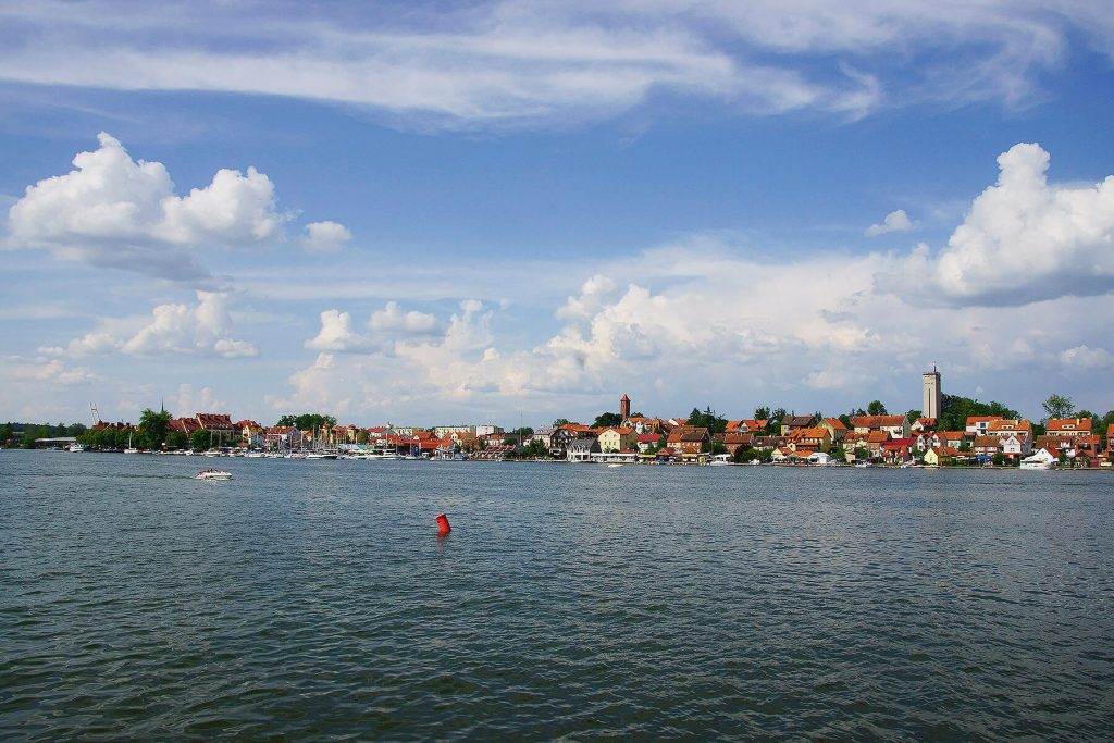 Panorama miasteczka z Jeziora Mikołajskiego