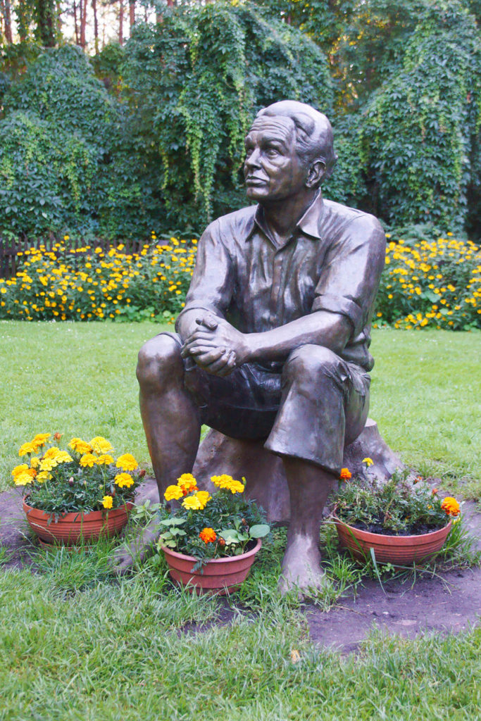 Pomnik K.I. Gałczyńskiego w Praniu